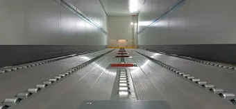 Sistema de rolos de carga motorizado